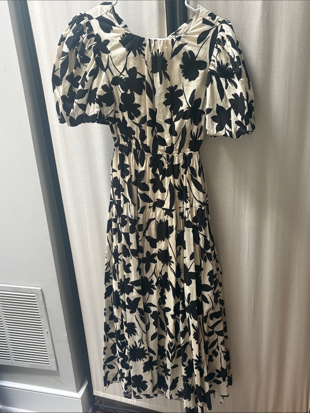 Moon River Black and Cream Floral Puff-Sleeve Midi Dress